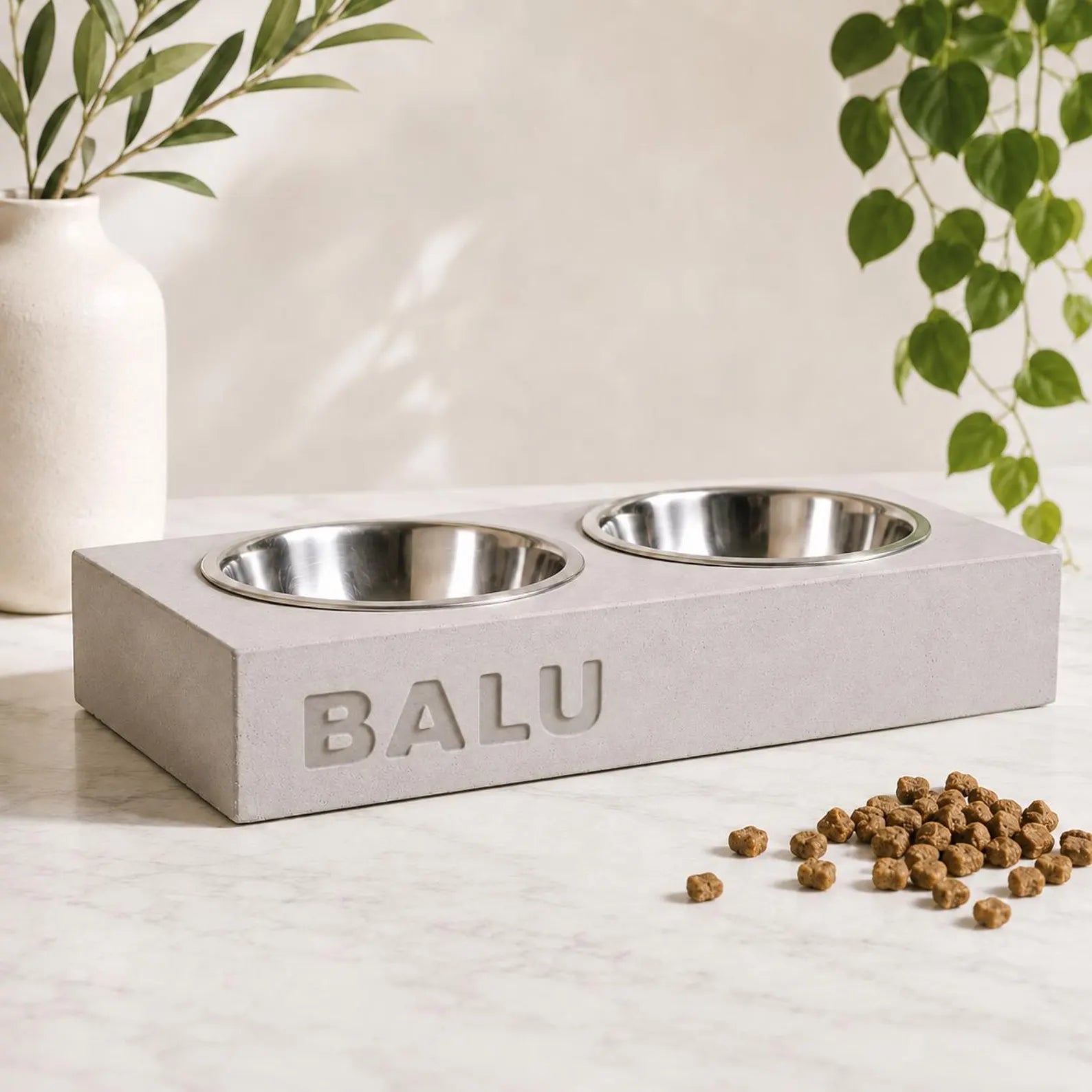 Personalisierter Hundenapf mit Namen – Futterstation aus Beton für Hunde